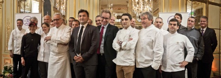 Laurent Plantier et Alain Ducasse entourés des chefs et de Jean-François Martins, adjoint à la Mairie de Paris, chargé du Tourisme et des Sports, lors de la présentation de Tous au restaurant à la presse au Meurice.