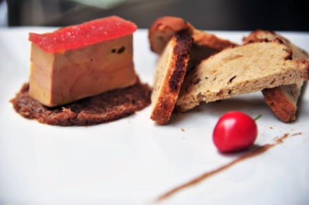 Foie gras de canard maison, gelée et chutney ananas, tuile de pain d'épices.