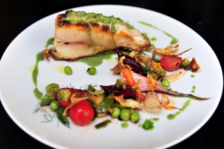 Turbot rôti, sauce aux orties, jardinière de légumes.
