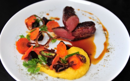 Magret de canard, sauce poivre vert, carottes colorées.
