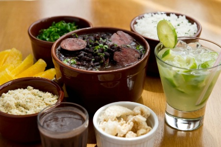 La feijoada (ragoût de haricots mijotés avec des pieds, queues et oreilles de porc salé, de la poitrine et des saucisses fumées, de la viande de boeuf fumée, le tout aromatisé à l'ail et aux oignons revenus à l'huile de palme) et la caipirinha (cocktail) sont deux des recettes les plus emblématiques du Brésil. La feijoada (ragoût de haricots mijotés avec des pieds, queues et oreilles de porc salé, de la poitrine et des saucisses fumées, de la viande de boeuf fumée, le tout aromatisé à l'ail et aux oignons revenus à l'huile de palme) et la caipirinha (cocktail) sont deux des recettes les plus emblématiques du Brésil.