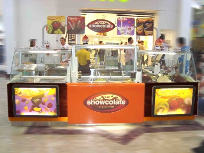 La chaîne de fondue express Showcolate : des kiosques proposent des barquettes de fruits nappés de chocolat fondu.