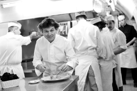 Guy Martin, présent à tous les services au Grand Véfour, à Paris. Guy Martin, présent à tous les services au Grand Véfour, à Paris.