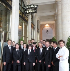 L'équipe de salle : Premier rang : le directeur de salle Christian David, Patrick, Maëlle, Jean-Marc, Romain, Clément et le chef Guy Martin. Deuxième rang : Apolline, Sébastien, Anna-Chiara, Pascal (voiturier), Marc, Jean-Luc, et Dorian. Dernier rang : Yann, Simon, Hervé, et Flavien.