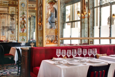 La salle du Grand Véfour est l'une des plus anciennes salles de restaurant de Paris, inaugurée en 1784. On ne peut qu'être impressionné par cet endroit décoré de dorures, de peintures et de boiseries.
