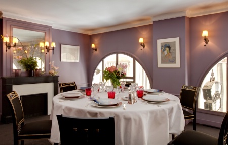 A l'étage, le Salon des artistes permet d'accueillir des repas de 8 à 20 personnes : la déco et les arts de la table sont plus contemporains.