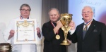 Joël Robuchon reçoit la Coupe d'Or Marius Dutrey