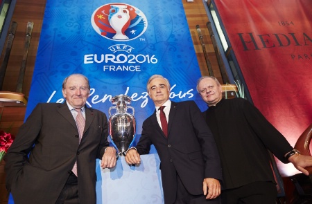 Jacques Lambert, président d'EURO 2016 SAS, Haig Asenbauer, directeur des investissements de Do&Co et Joël Robuchon.