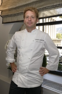 Julien Dumas, le chef de Lucas Carton : 'Je me sens vraiment à l'aise ici pour m'exprimer au travers d'une cuisine assez spontanée avec beaucoup de goût'. Julien Dumas, le chef de Lucas Carton : 'Je me sens vraiment à l'aise ici pour m'exprimer au travers d'une cuisine assez spontanée avec beaucoup de goût'.