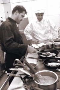 Michel Sarran en cuisine.