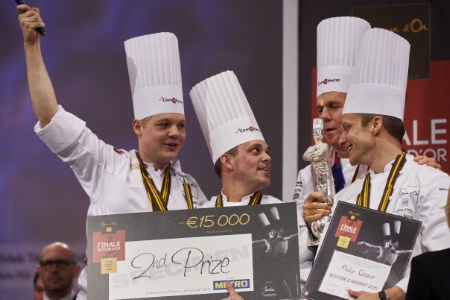 Thomas Keller, président du jury Etats-Unis, sur le podium avec son équipe (en arrière-plan)