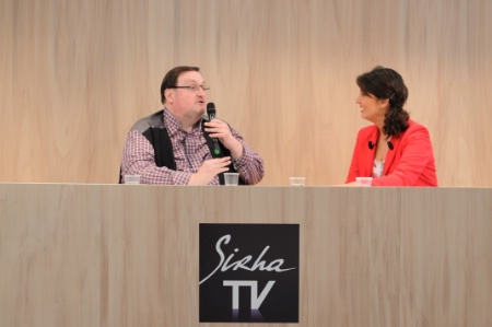 Philippe Conticini parle de haute pâtisserie avec Carinne Teyssandier sur le plateau de Sirha TV.