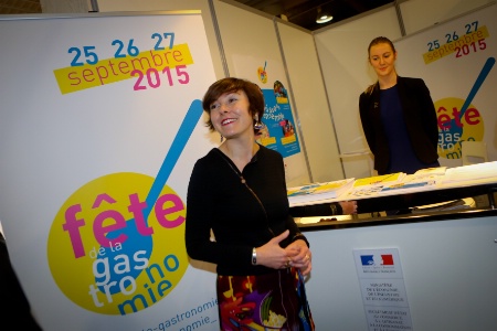 Carole Delga, Secrétaire d'État chargée du Commerce, de l'Artisanat, de la Consommation et de l'Économie sociale et solidaire, sur le stand de la Fête de la gastronomie organisée du 25 au 27 septembre 2015.