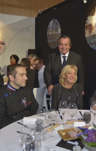 Jean-Luc Vianey, Mof poissonnier écailler avec Marie-Odile Fondeur, directrice générale du Sirha et Olivier Ginon, pdg de GL Events, organisateur du salon.