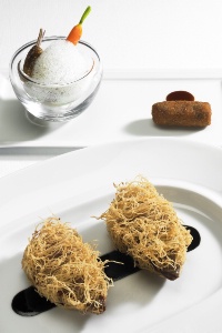 Pigeon du Mont Royal, suprêmes frits en kadaïf et jus à l'encre, les abattis en croquette, la cuisse en ragoût fondant de petits pois.