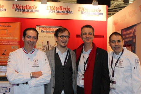 Sur le stand de L'Hôtellerie-Restauration, Fabrice Prochasson, directeur des licences chez Lenôtre et coach du candidat français vainqueur du Bocuse d'or 2013, ici à ses côtés, Thibault Ruggeri, Pascal Schneider (Rougié) et Philippe Labbé, attendu chez Cathy Klein à l'Arnsbourg.