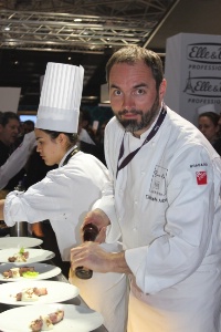 Christophe Aribert (Les Terrasses à Uriage-les-Bains) dresse son boeuf de Kobé à la chartreuse.
