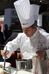 Edouard Loubet (Domaine de Capelongue à Bonnieux) réalise un carré d'agneau rôti et fumé au thym, poireau pomme de terre au persil façon Alain Chapel, jus d'agneau au serpolet et citron confit.
