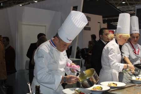 Philippe Joannes (Fairmont Monte Carlo) apporte la touche finale à sa marinière de turbot, lieu jaune, coquillages et pistacou.