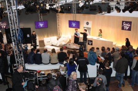 Un plateau TV avec des débats et les démonstrations retransmis sur le salon.