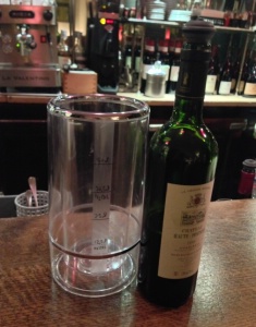Le seau étalon permet de mesurer la quantité de vin consommée par le client.