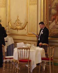L'un des candidats relit son menu.