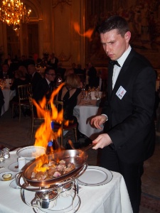 Au moment du service à table : le flambage des rognons.