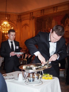 Au moment du service à table : le filetage du bar.