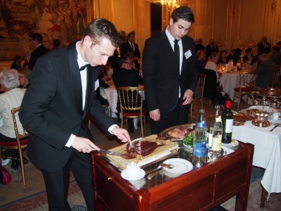 Au moment du service à table : la découpe de la côte de boeuf.