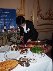 Au moment du service à table : la découpe de la côte de boeuf.