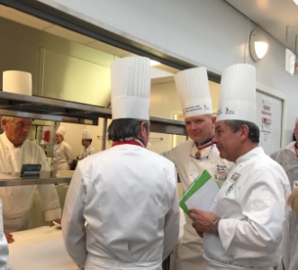 Michel Roth, Christophe Quantin et Régis Marcon en attente de la sortie d'un plat.