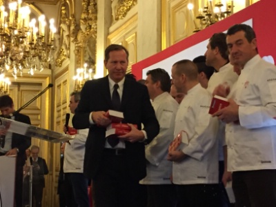 Michael Ellis, directeur international des guides Michelin, félicite les nouveaux promus et leur offre le guide 2015.