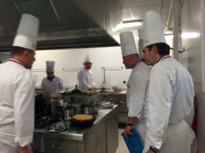 Les candidats en cuisine sous le regard attentif des membres du jury.