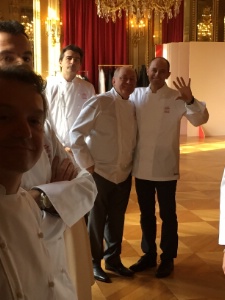 En coulisses, Yannick Alléno, René et Maxime Meilleur attendent d'être appelés sur scène.