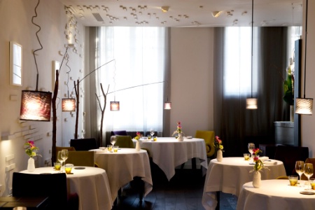 La salle du bas : l'une des trois ambiances du restaurant, où la brique est l'élément principal.