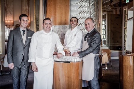 De gauche à droite : Michel Lang, directeur du restaurant, Dominique Lory, chef de cuisine, Sandro Micheli, chef pâtissier et Noël Bajor, chef sommelier.