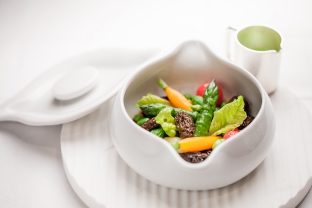Cookpot de légumes de printemps et champignons sylvestres.