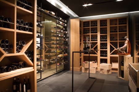 La cave à vins que le client découvre en entrant dans le restaurant.