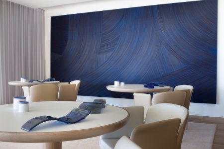 La toute nouvelle salle de restaurant aux lignes contemporaines, sobre et ses 'assiettes de présentation' en forme de vague.