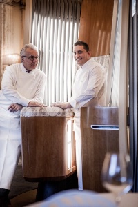 Alain Ducasse et Dominique Lory au centre du restaurant.