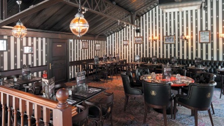 A la fois bar, restaurant et brasserie, Au Bureau propose animations et décors afin de transporter le client dans une ambiance authentique.
