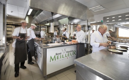 En cuisine, Maxime et René Meilleur travaillent de concert.