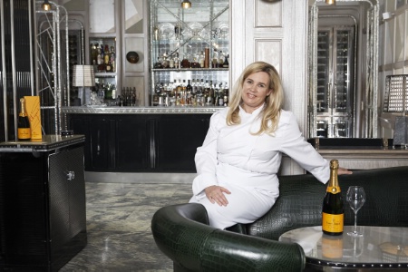 Hélène Darroze, chef propriétaire de son restaurant éponyme à Paris et chef du restaurant « Hélène Darroze at the Connaught » à Londres a remporté le Prix Veuve Clicquot de la Meilleure Femme Chef du Monde . Hélène Darroze, chef propriétaire de son restaurant éponyme à Paris et chef du restaurant « Hélène Darroze at the Connaught » à Londres a remporté le Prix Veuve Clicquot de la Meilleure Femme Chef du Monde .