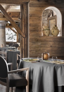 Sur la table : poterie savoyarde, couteau siglé, fruits en genévrier...