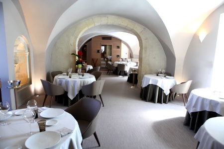 Les deux premières salles voutées du restaurant sont séparées par salon privatisable par la cave à fromage.