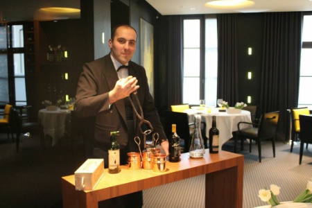 Photo 1 : Le chef sommelier Baptiste Cavagna est prêt à débuter la technique.