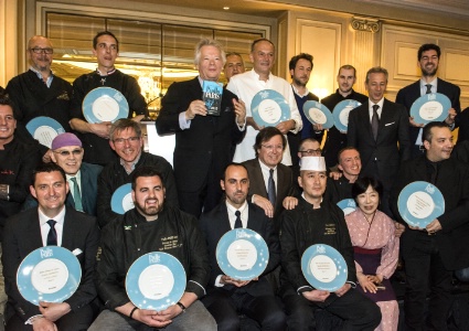 Les lauréats du Pudlo 2015 dans les salons du George V autour de Gilles Pudlowski.