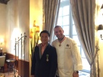 Le chef thaïlandais, Ian Chalermkittichai, décoré des insignes d'Officier dans l'Ordre du Mérite Agricole, par Guillaume Gomez