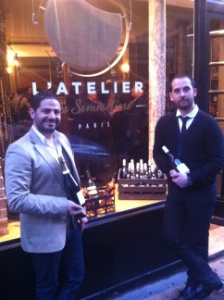 Alexandre Morlier et Aurélien Gil-Artagnan devant L'Atelier des sommeliers à Paris (IXe). Alexandre Morlier et Aurélien Gil-Artagnan devant L'Atelier des sommeliers à Paris (IXe).