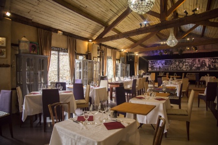 La salle du restaurant s'ouvre, aux beaux jours, sur une terrasse ombragée. La salle du restaurant s'ouvre, aux beaux jours, sur une terrasse ombragée.